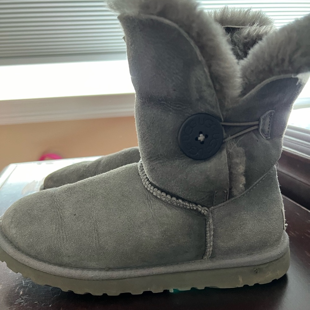 UGG Bailey Button Size 6
